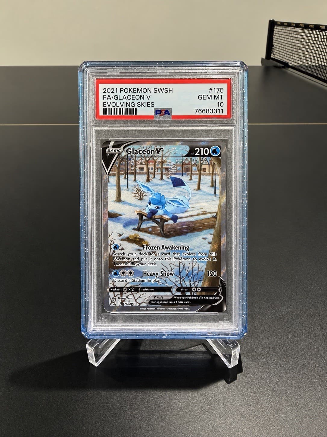 Pokemon TCG 2021 Evolving Skies Glaceon V 175/203 Full Art Holo PSA 10 w/Guard