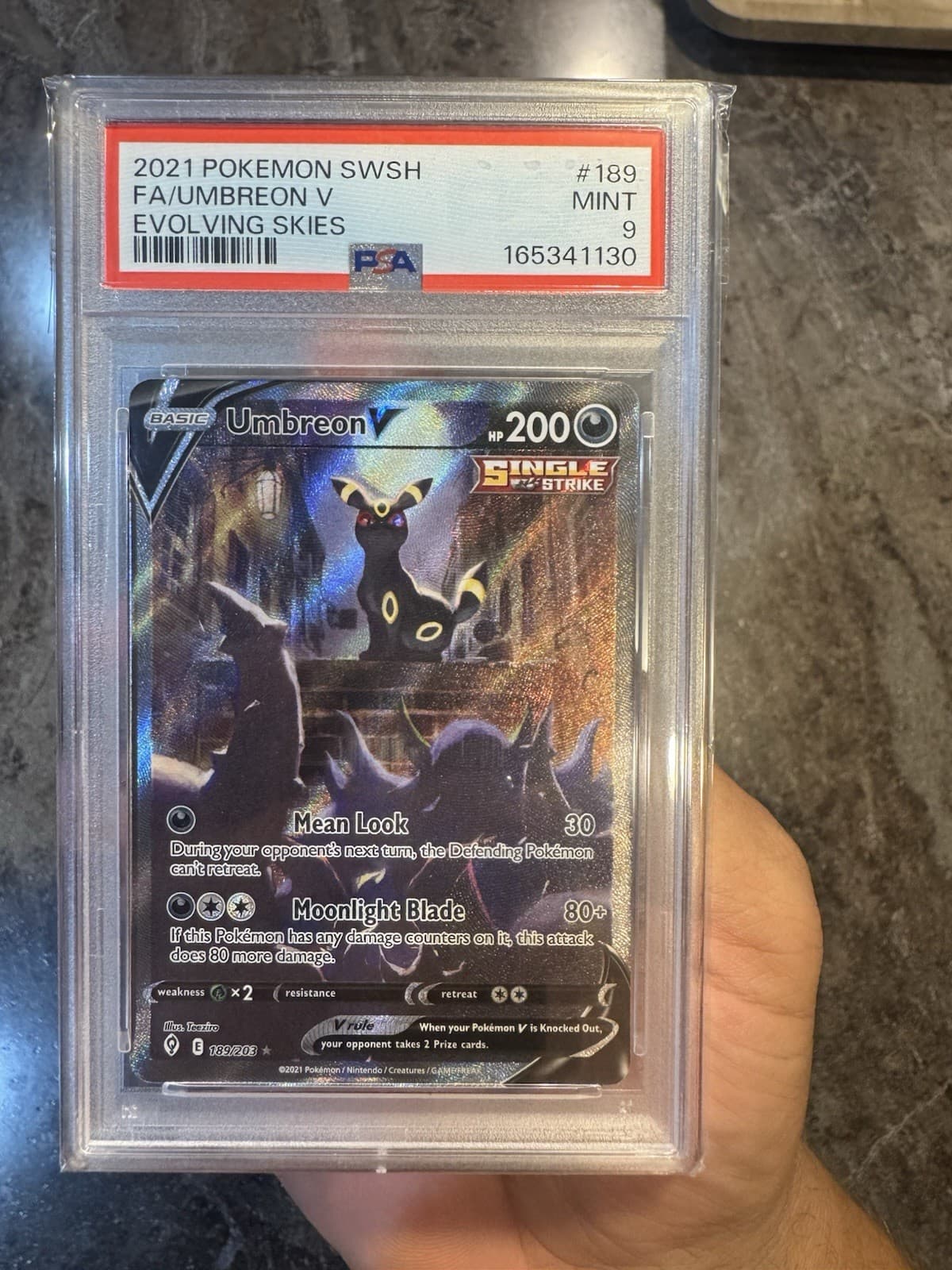 Umbreon v Alternate Full Art Holo Card 189/203SWSH07: Evolving Skies PSA 9