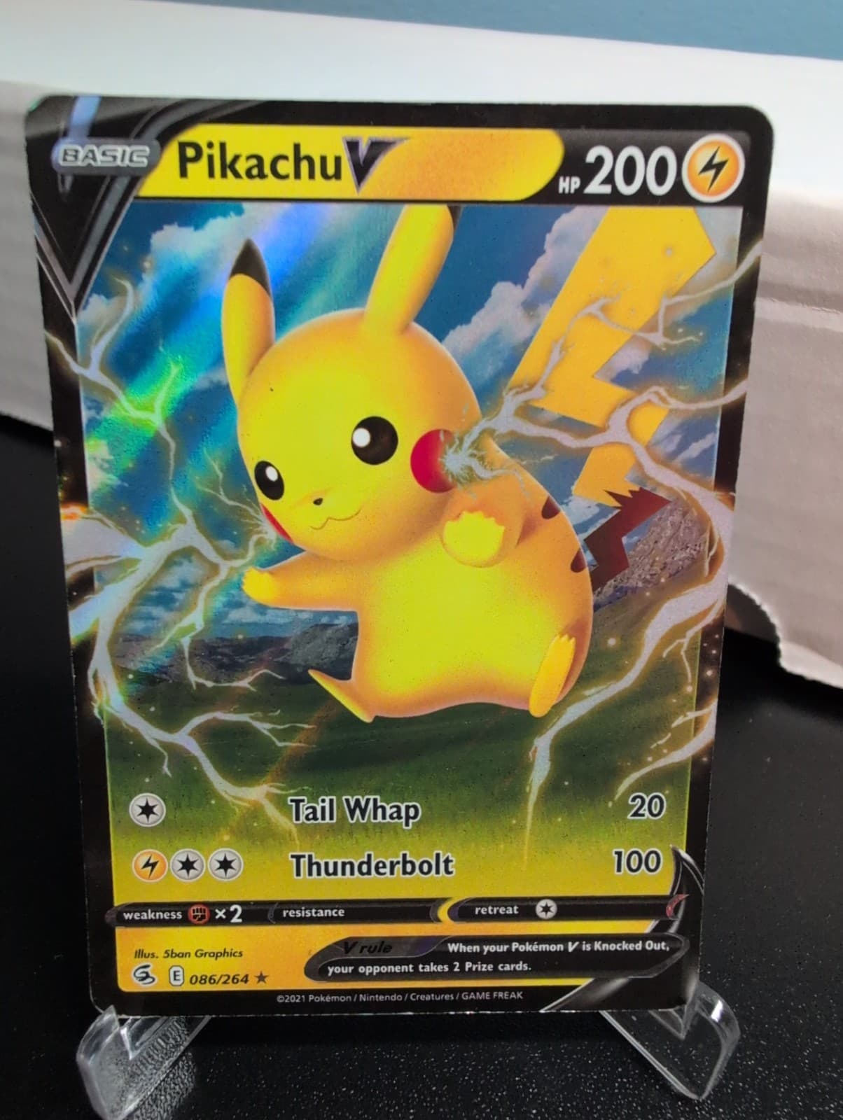 Pikachu V 086/264 Swsh08: Fusion Strike Holo Pokemon TCG