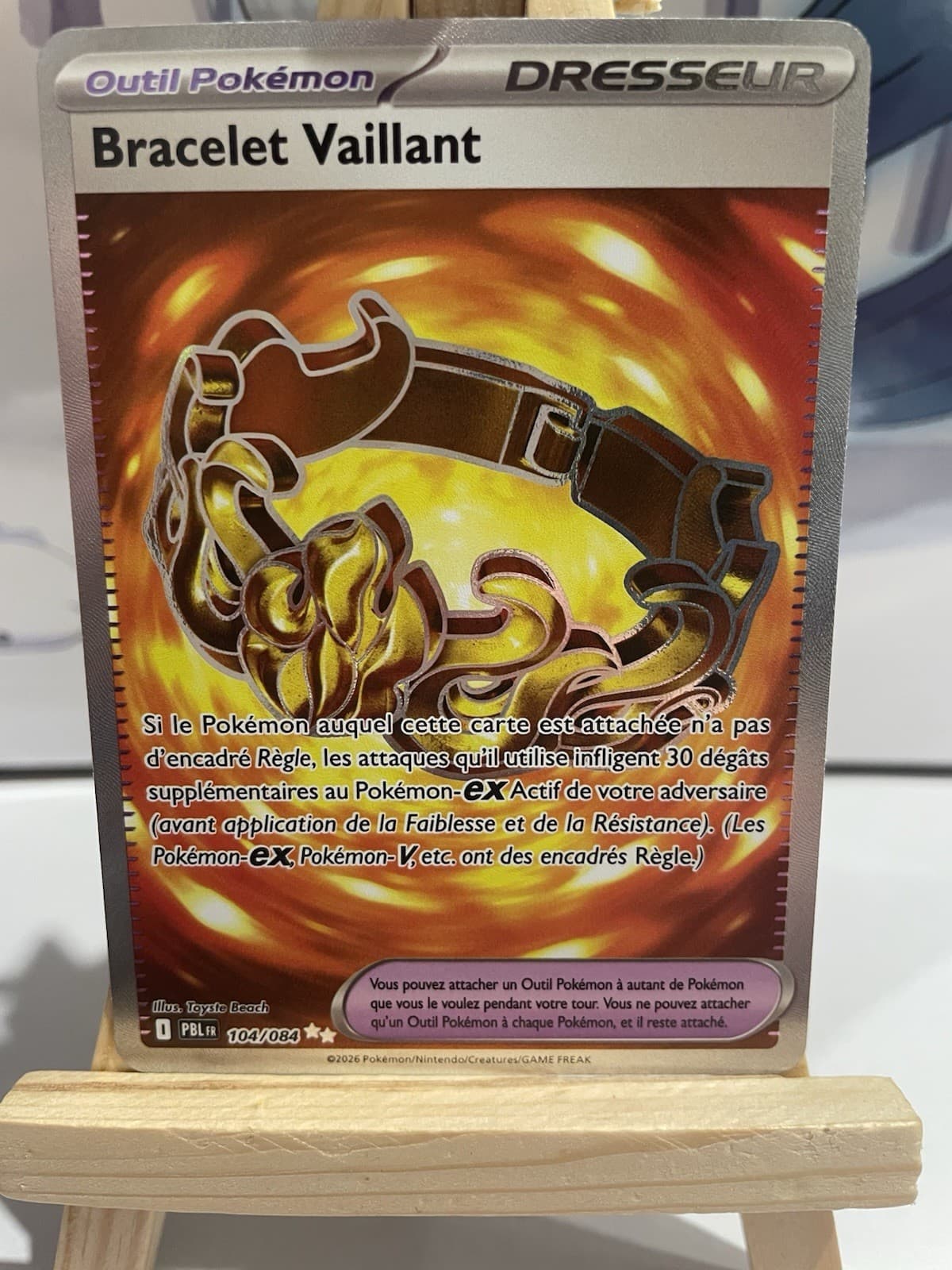 Carte Pokémon Dresseur Bracelet Vaillant 104/084 - Carte FR Nuit Noire