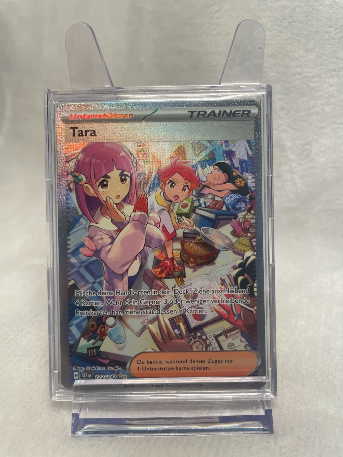 POKÉMON - Tara - 172/142 - Fullart - Stellarkrone - in Toploader & Sleave